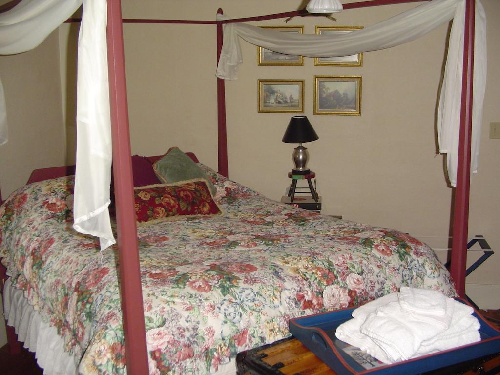 Stephen Clay Homestead Bed And Breakfast Candia Room photo
